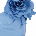 Detalle de la flor escultural confeccionada en organza azul, ubicada sobre el hombro en un diseño asimétrico