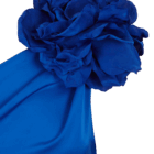 Este primer plano revela el magnífico detalle del hombro del vestido azul cobalto: una flor tridimensional confeccionada en organza del mismo tono, formada por múltiples capas de pétalos suaves y ondulados