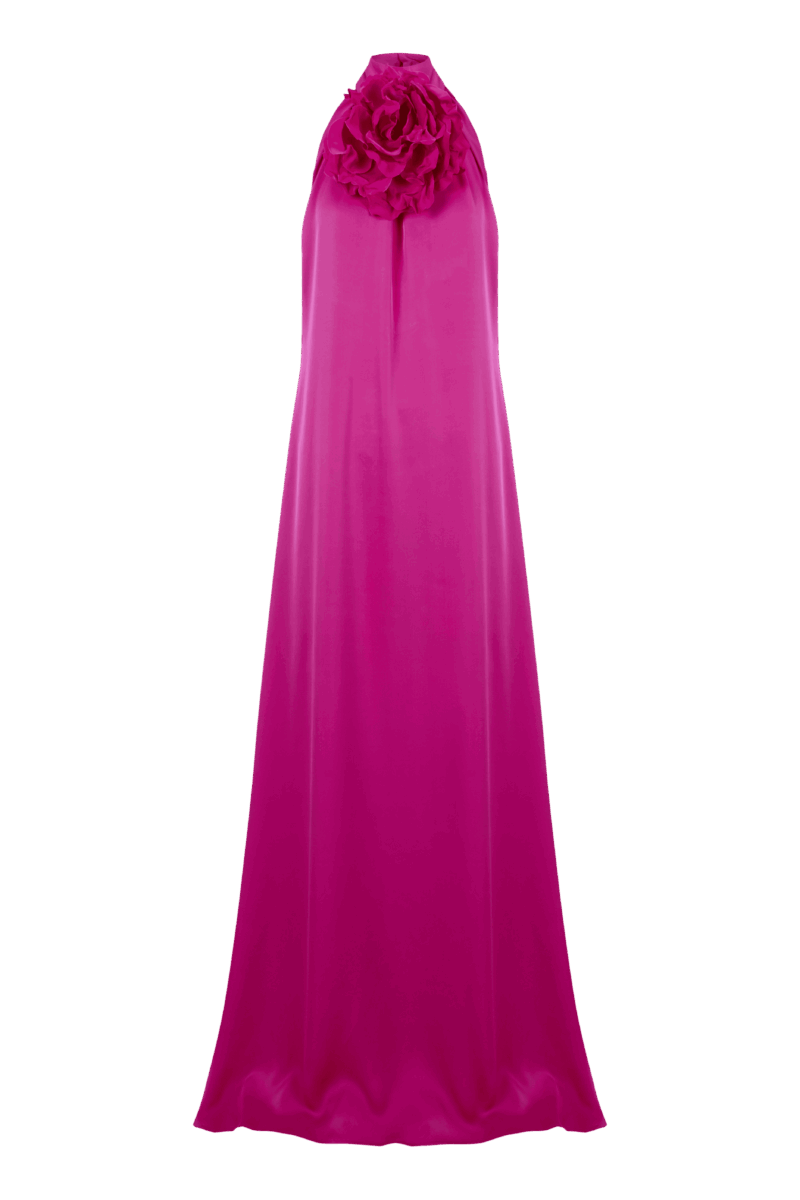 Vestido largo fucsia de corte recto y sin mangas, con detalle de flor grande en el escote halter.