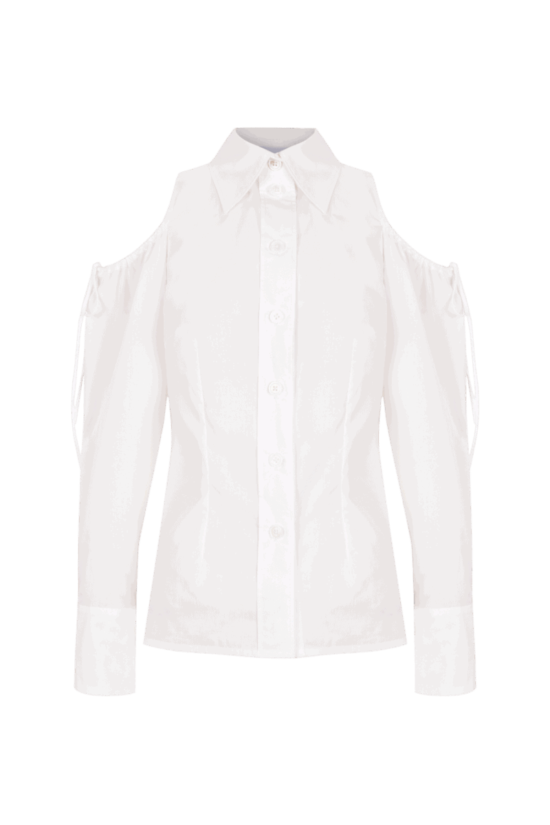 Camisa blanca de corte entallado con diseño de hombros descubiertos y detalle de lazos en las mangas, combinando elegancia clásica con un toque moderno y femenino