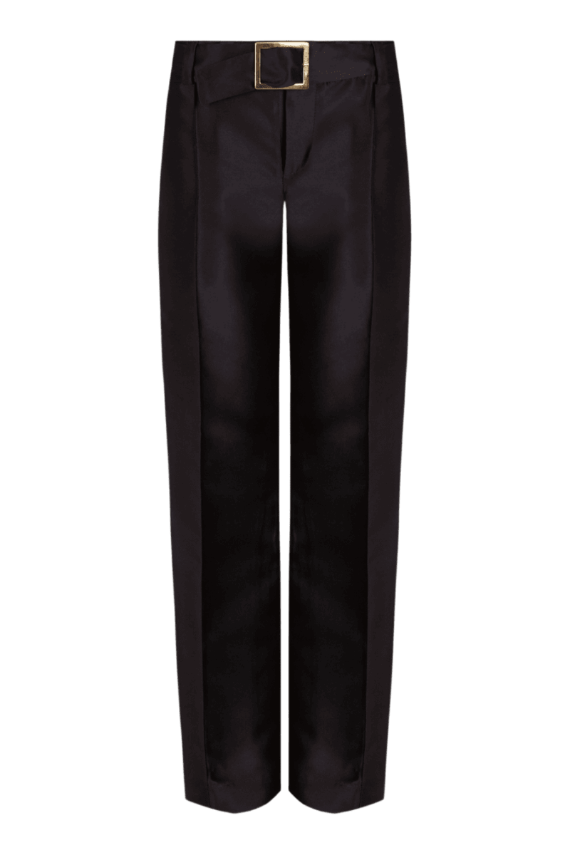Pantalón de talle alto en satén negro con cinturón a juego y hebilla metálica dorada. Su corte recto y las pinzas marcadas estilizan la silueta con elegancia atemporal