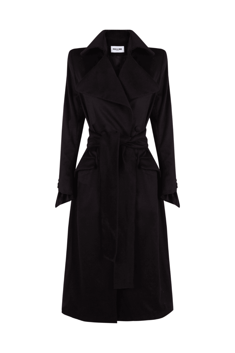 Abrigo negro largo con solapas anchas, cinturón del mismo tejido anudado en la cintura y bolsillos laterales con solapa. Diseño estructurado y elegante de estilo clásico.