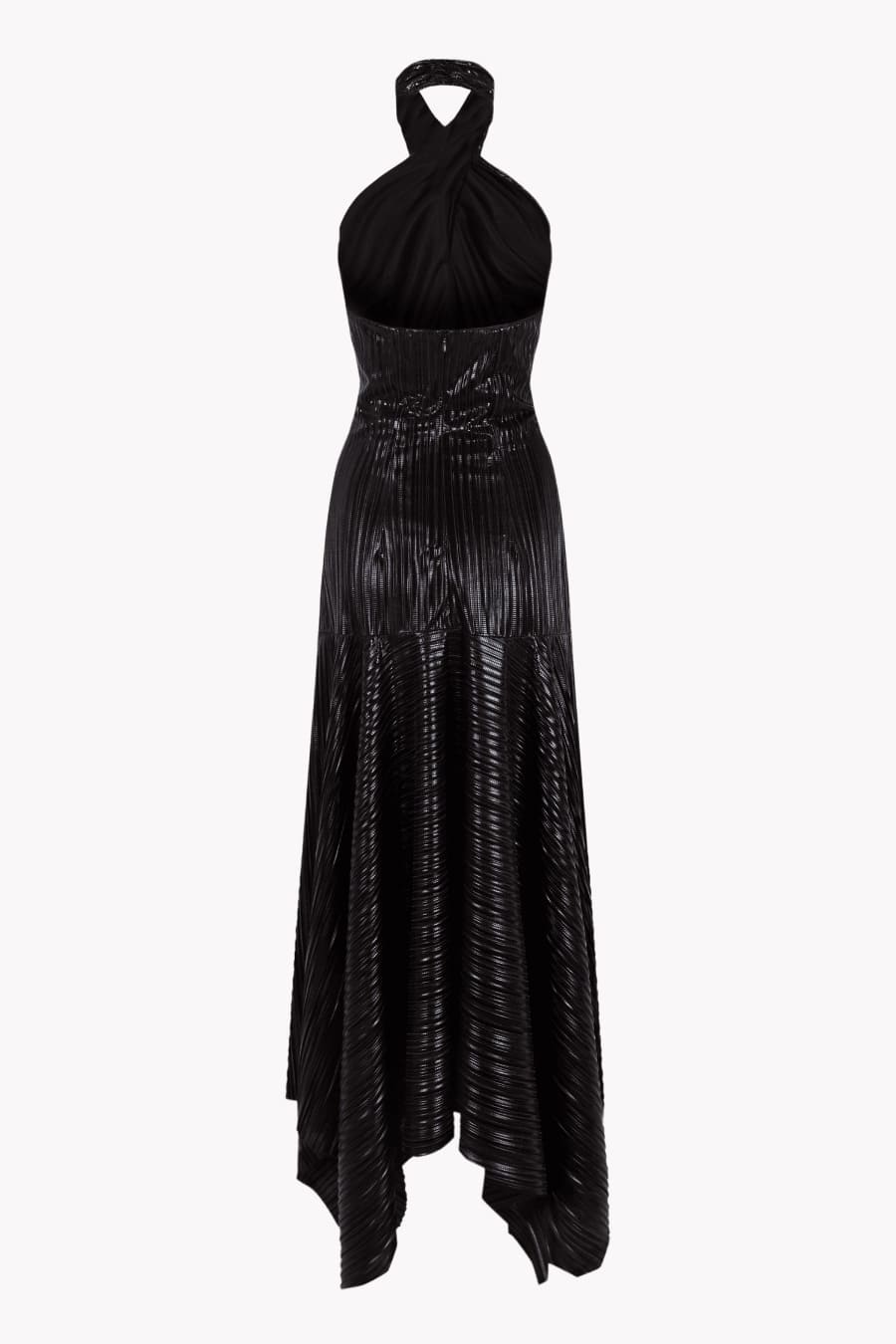 Vestido largo negro con escote halter cruzado y cintura estructurada, confeccionado en tejido plisado de acabado brillante
