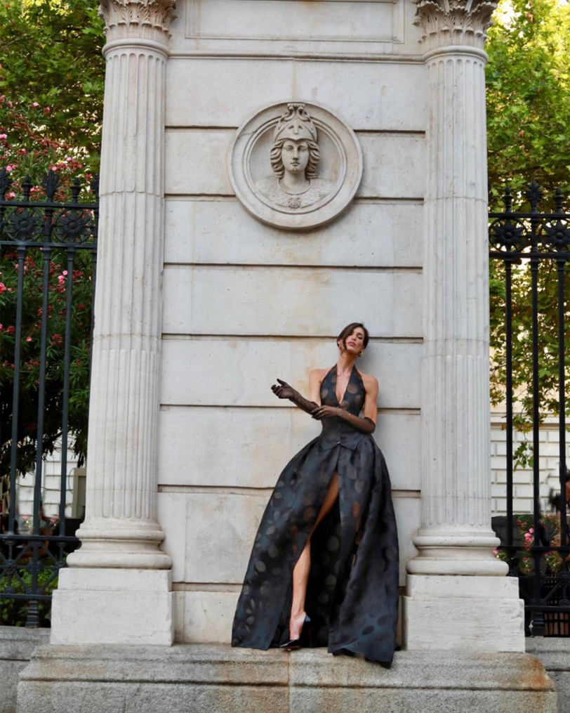 Marta López Álamo con look de Malne en negro con lunares y escote halter, durante los Premios de la Academia de la Moda Española 2025