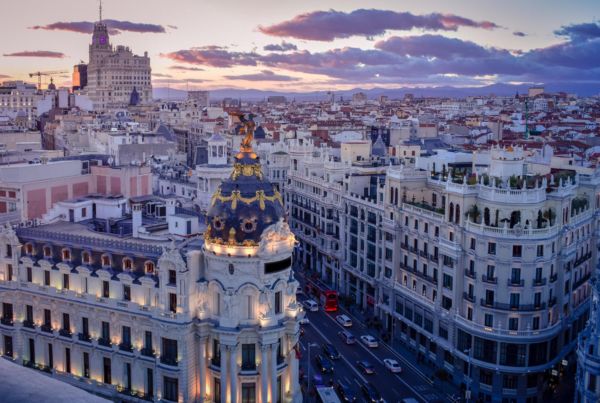 Vista panorámica de Madrid al atardecer, ciudad que acogerá la Vogue Fashion’s Night Out 2025.