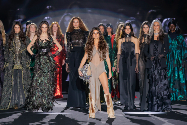 Desfile de Malne en la Mercedes-Benz Fashion Week Madrid con modelos luciendo creaciones de lujo, parte de los grandes eventos moda Madrid.