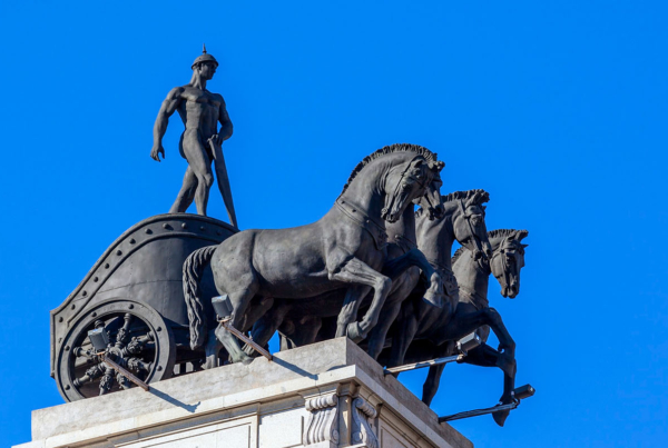 Escultura en Madrid, símbolo cultural de la ciudad donde la historia de la alta costura y los ateliers de alta costura siguen vivos.