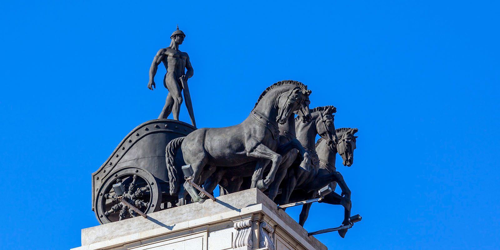 Escultura en Madrid, símbolo cultural de la ciudad donde la historia de la alta costura y los ateliers de alta costura siguen vivos.