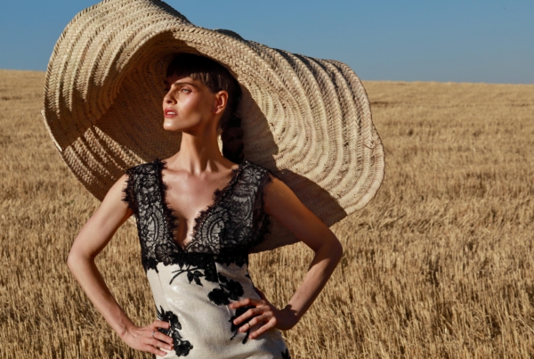 Vestido artesanal de alta costura en campo dorado, símbolo del impacto del slow fashion y de las iniciativas de moda sostenible en España. Fotógrafo Juan Martín y Modelo Susana Moreno