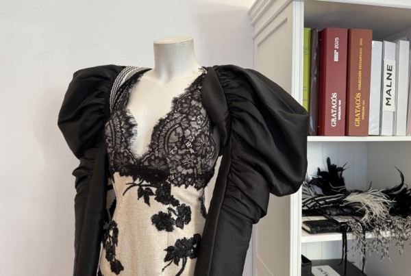 Detalle de acabados hechos a mano en una prenda de alta costura del atelier Malne, muestra de la excelencia en la artesanía en moda femenina.