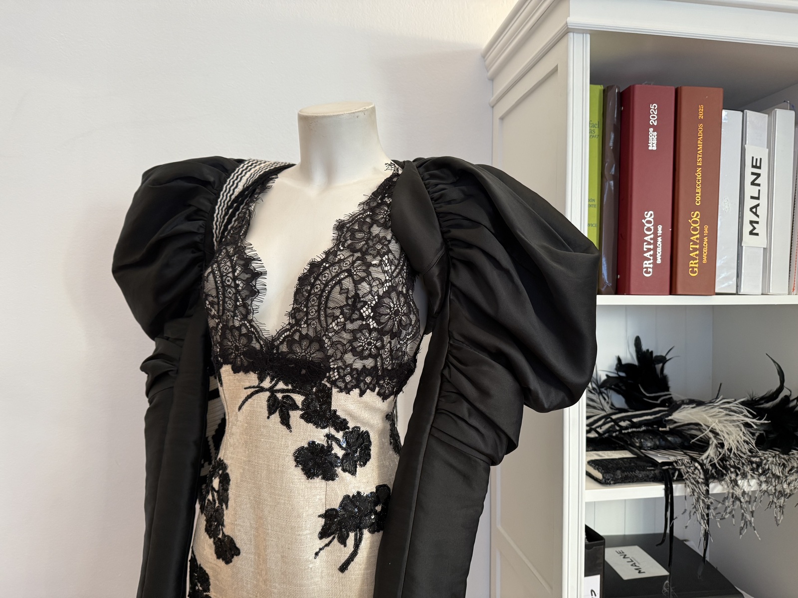 Detalle de acabados hechos a mano en una prenda de alta costura del atelier Malne, muestra de la excelencia en la artesanía en moda femenina.