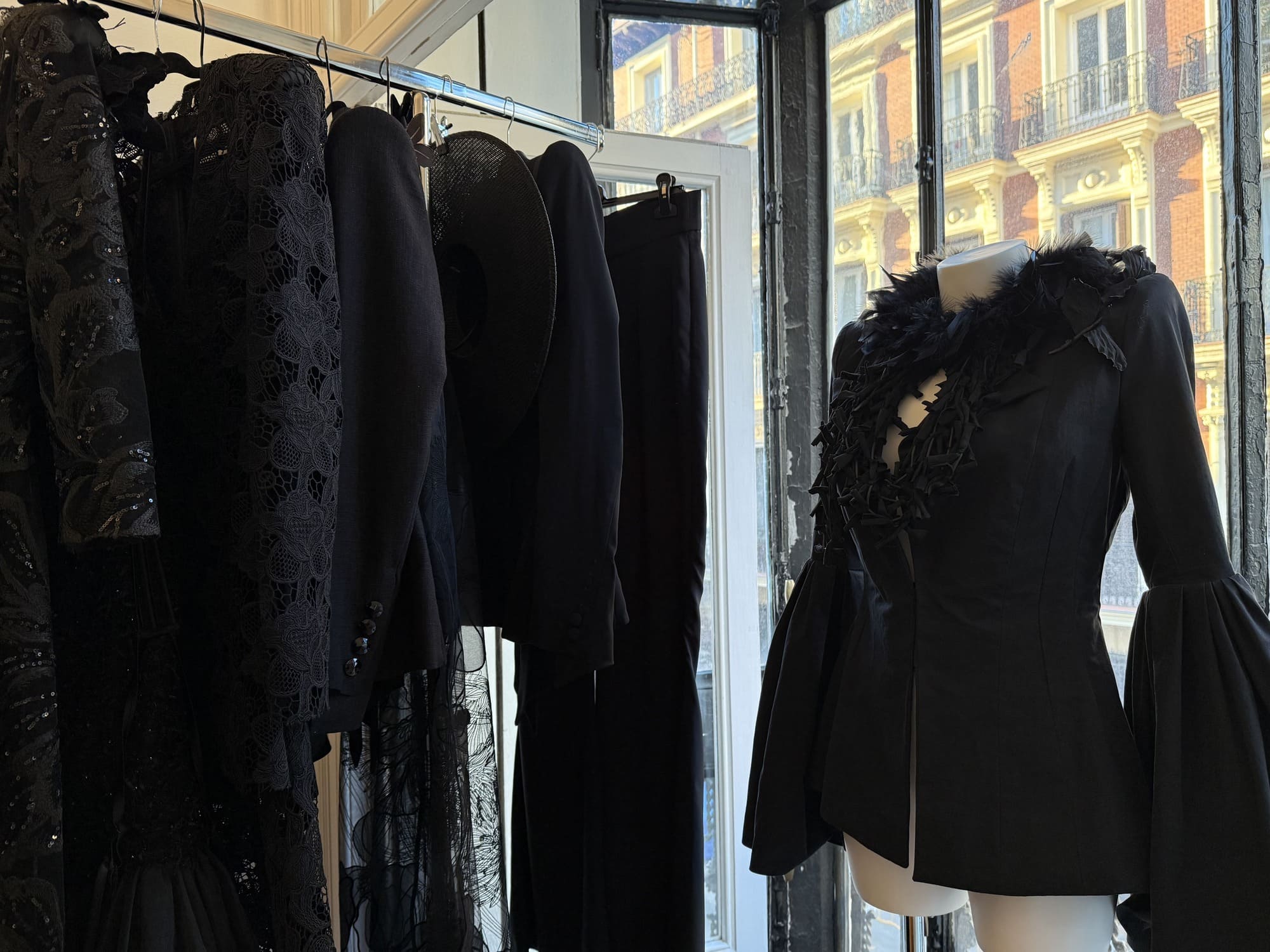 Interior del atelier de Malne con piezas de lujo y atención personalizada.