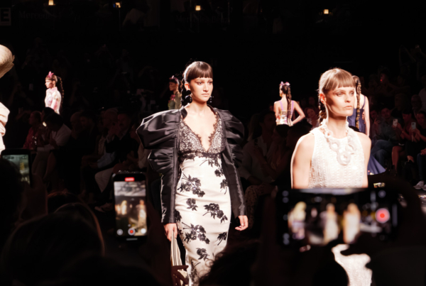 Mujer modelo vistiendo prenda de lujo atemporal confeccionada a medida en atelier de alta costura.