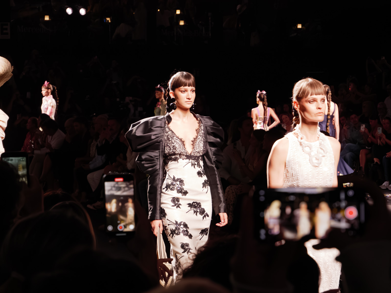 Mujer modelo vistiendo prenda de lujo atemporal confeccionada a medida en atelier de alta costura.