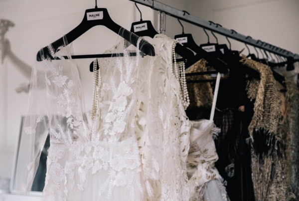 Vestidos prêt-à-couture colgados en atelier, con bordados artesanales y tejidos nobles pensados para el día a día con elegancia atemporal.