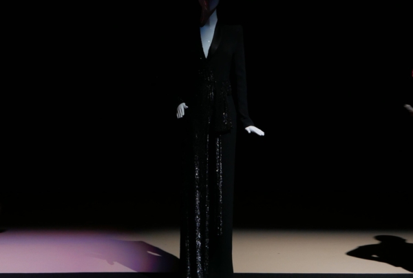 Detalle de confección artesanal en vestido de lujo personalizado hecho a medida en el atelier de Malne.