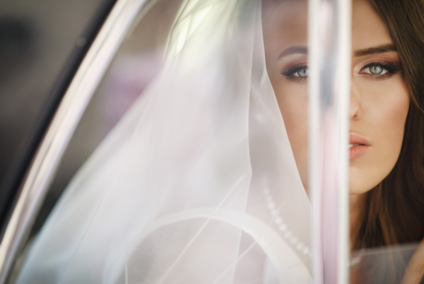 Close up de vestido de novia moderno del siglo XXI con encaje artesanal y detalles elegantes, diseño hecho a medida en atelier de autor.