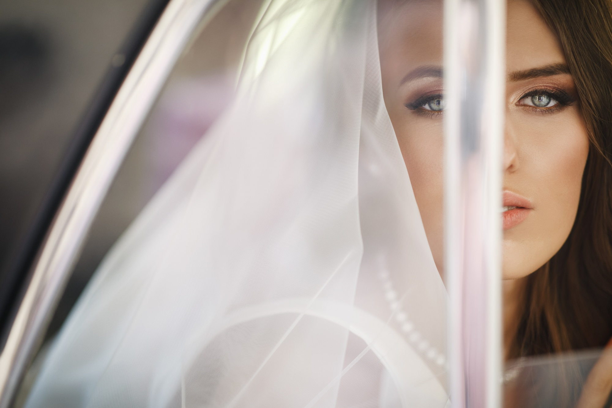 Close up de vestido de novia moderno del siglo XXI con encaje artesanal y detalles elegantes, diseño hecho a medida en atelier de autor.