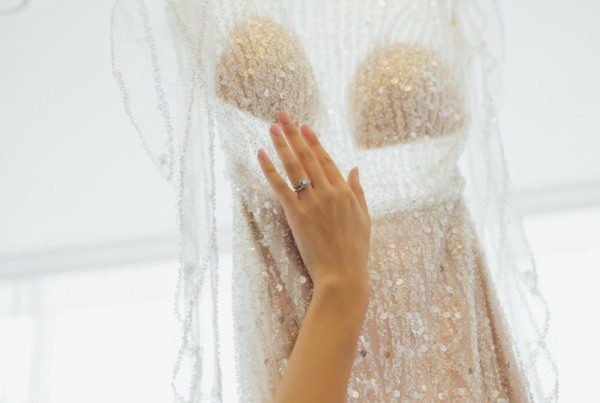 Novia con vestido de alta costura artesanal diseñado en el atelier de lujo