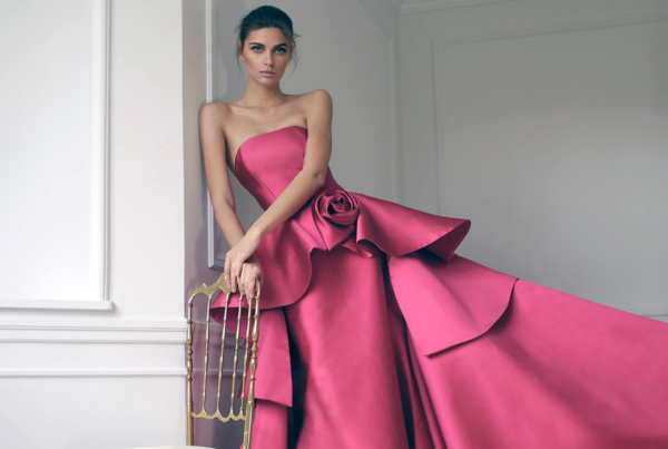 Silueta femenina reinterpretada en un diseño de alta costura del atelier Malne Madrid.