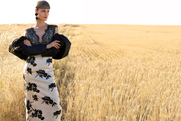 Prenda prêt-à-couture en material noble y corte atemporal, parte de un fondo de armario de alta costura.