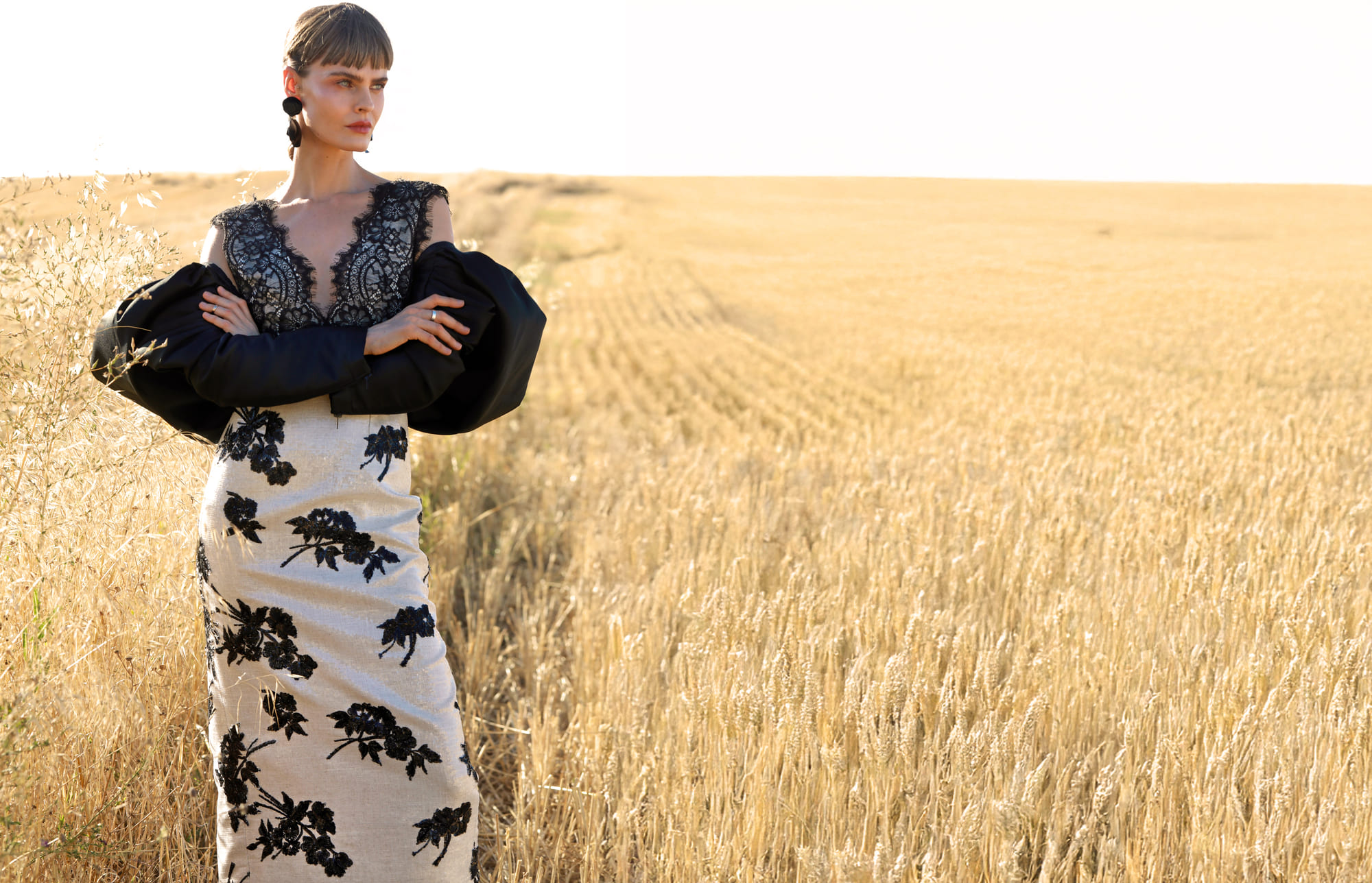 Prenda prêt-à-couture en material noble y corte atemporal, parte de un fondo de armario de alta costura.