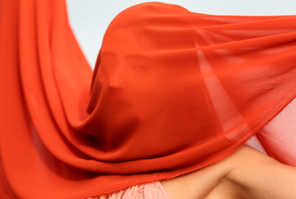 Detalle de seda en un vestido de alta costura confeccionado en el atelier.