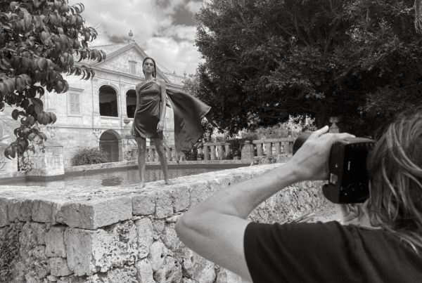 Prenda artesanal hecha en un atelier español, símbolo del slow fashion y la moda sostenible.