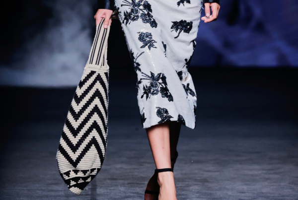 Accesorio de lujo artesanal en edición limitada que transforma un look, símbolo del valor estético y emocional de las piezas únicas de moda.