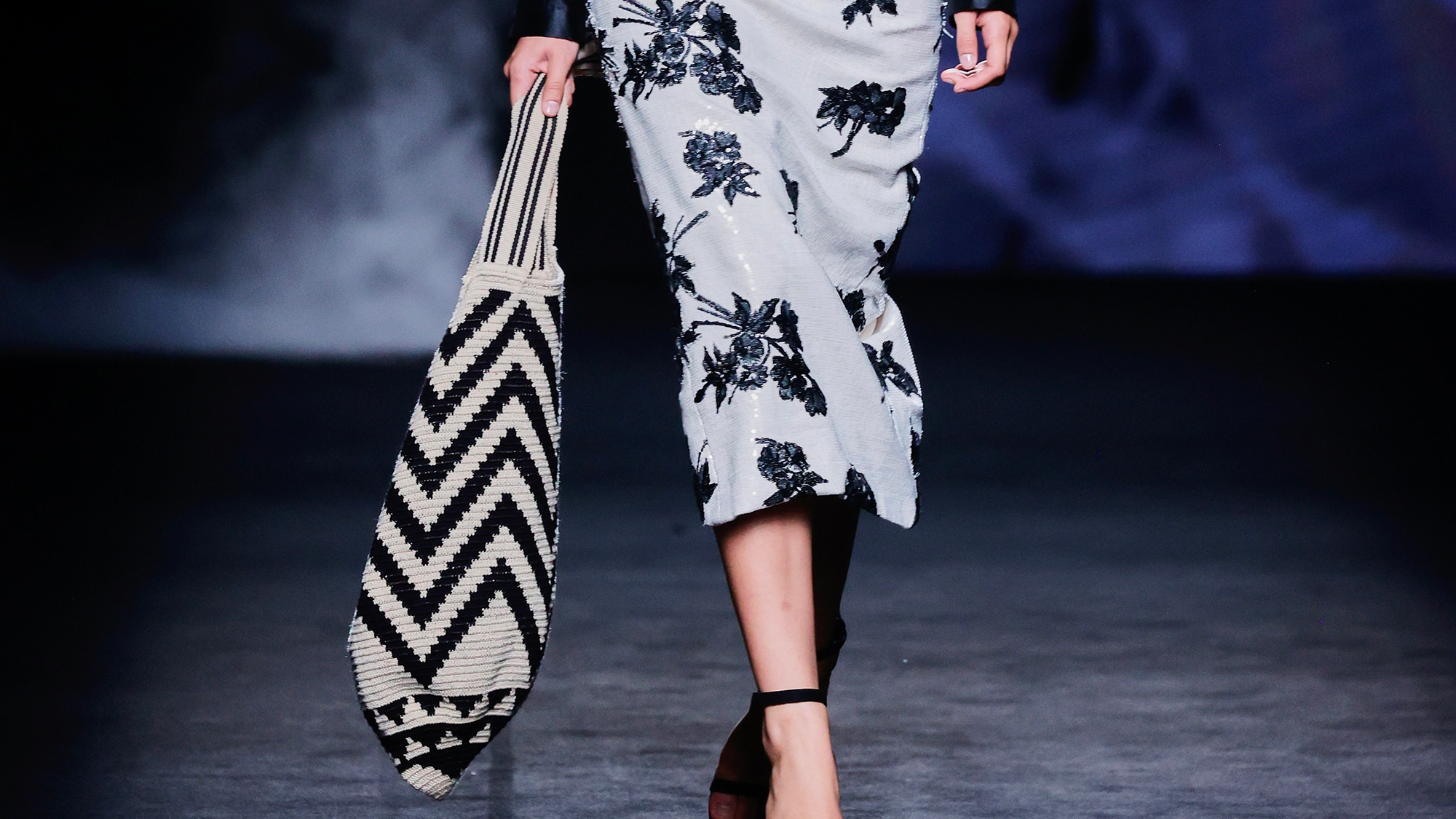 Accesorio de lujo artesanal en edición limitada que transforma un look, símbolo del valor estético y emocional de las piezas únicas de moda.