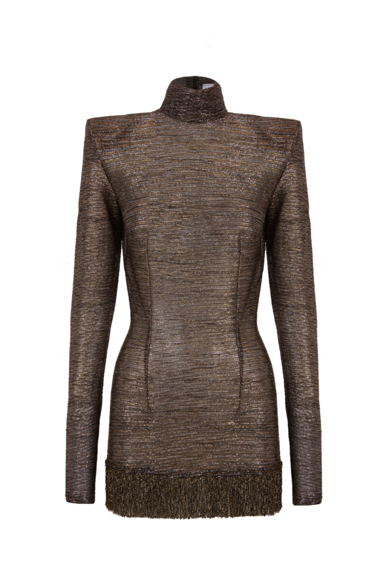 Vestido corto ajustado de manga larga con cuello alto y hombros estructurados. El tejido metalizado en tono bronce aporta un brillo elegante y el bajo con flecos añade movimiento y un acabado sofisticado.