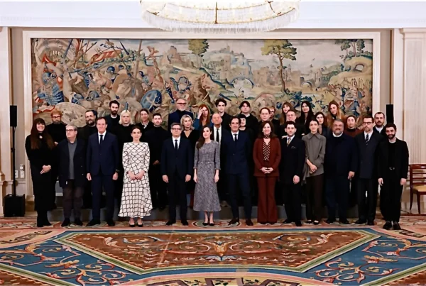 S.M. la Reina Letizia junto a los diseñadores de Mercedes-Benz Fashion Week Madrid, entre ellos el equipo de Malne, durante la audiencia en el Palacio de La Zarzuela.
