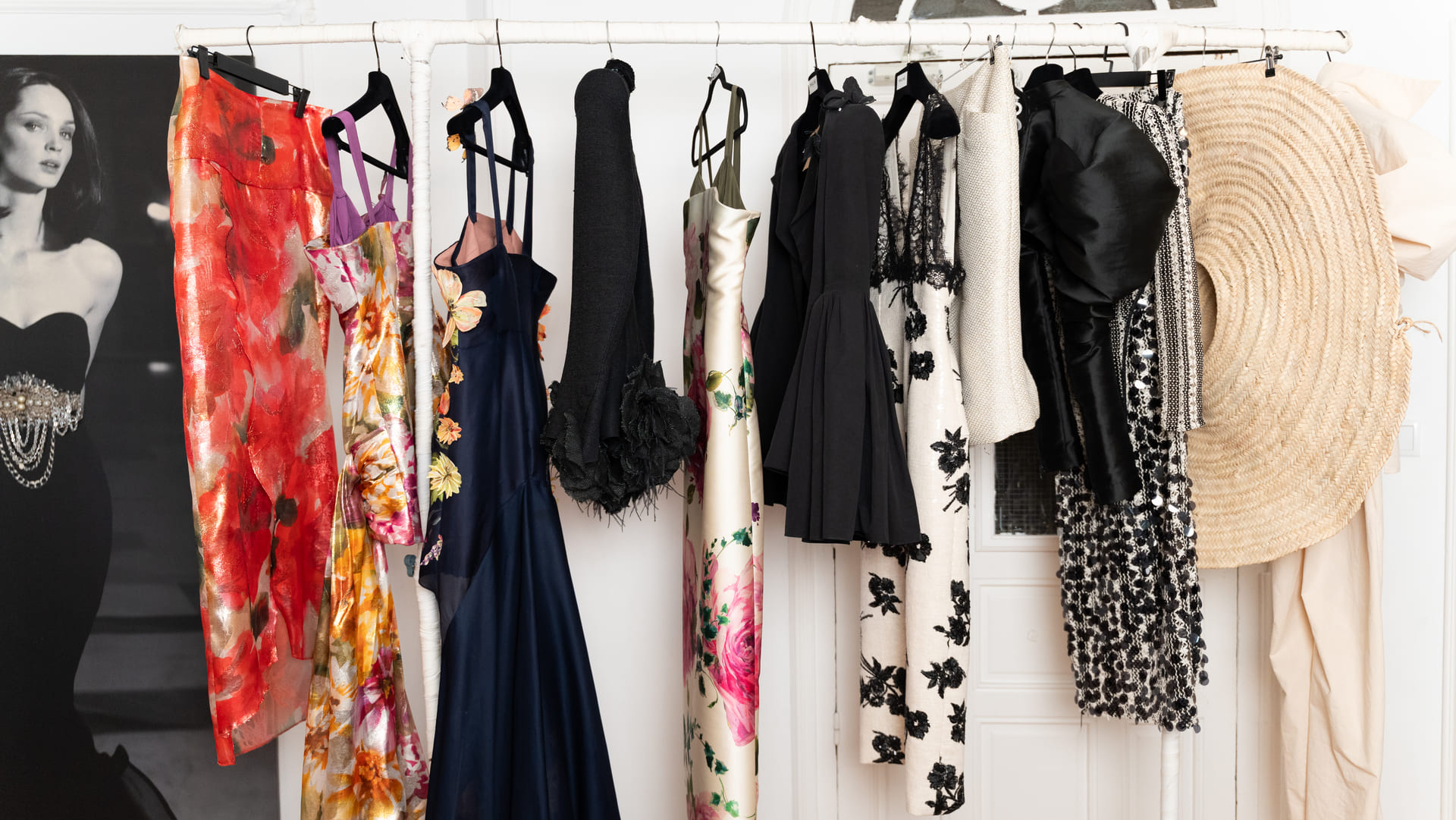 Tipos de tejidos para vestidos: sedas, crepes y mikados que definen la silueta y el diseño de moda.