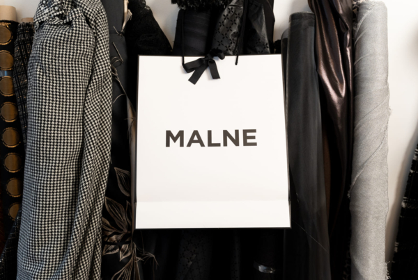 Tipos de tejidos para vestidos: sedas, crepes y mikados que definen la silueta y el diseño de moda.