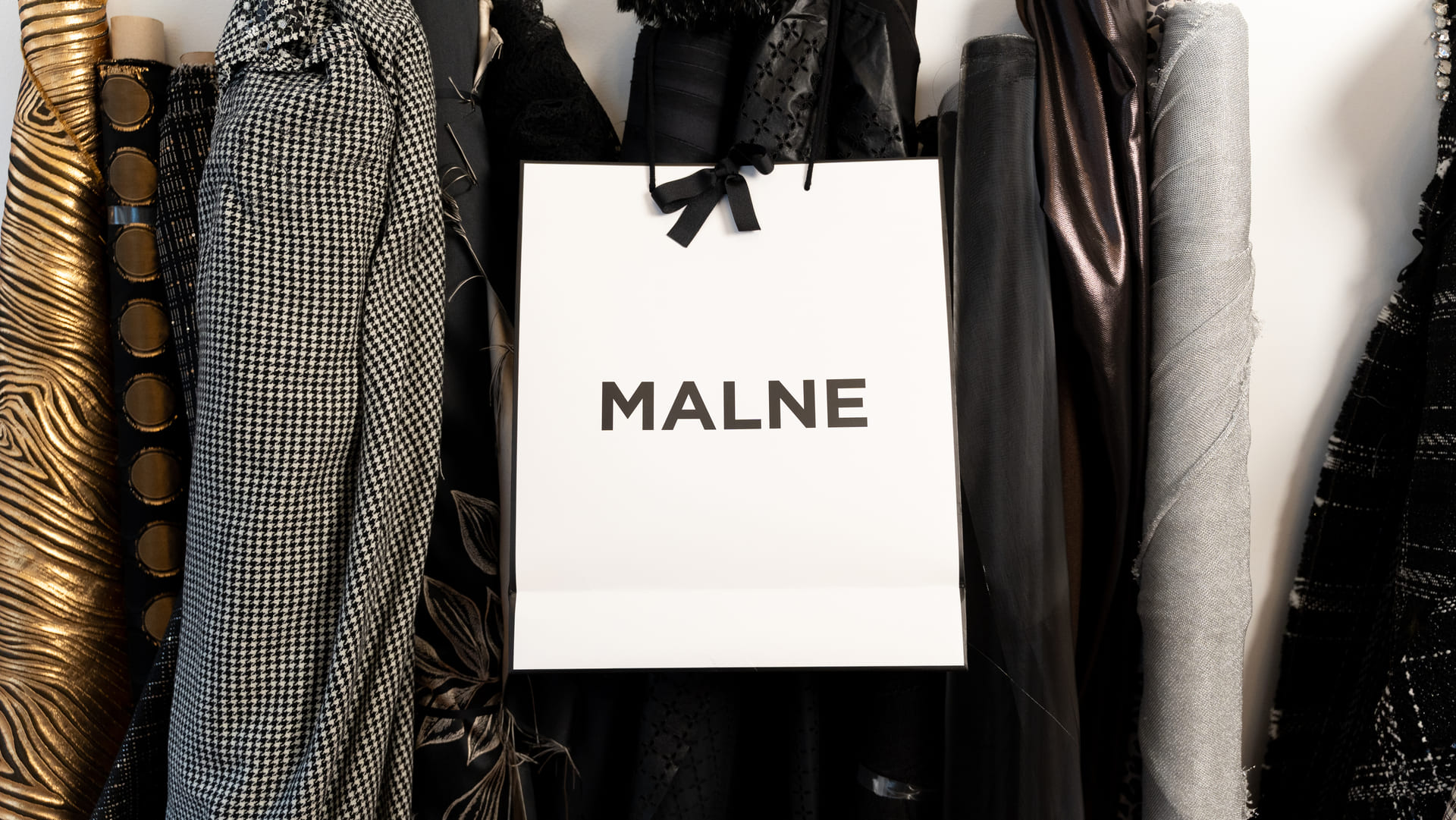 Tipos de tejidos para vestidos: sedas, crepes y mikados que definen la silueta y el diseño de moda.