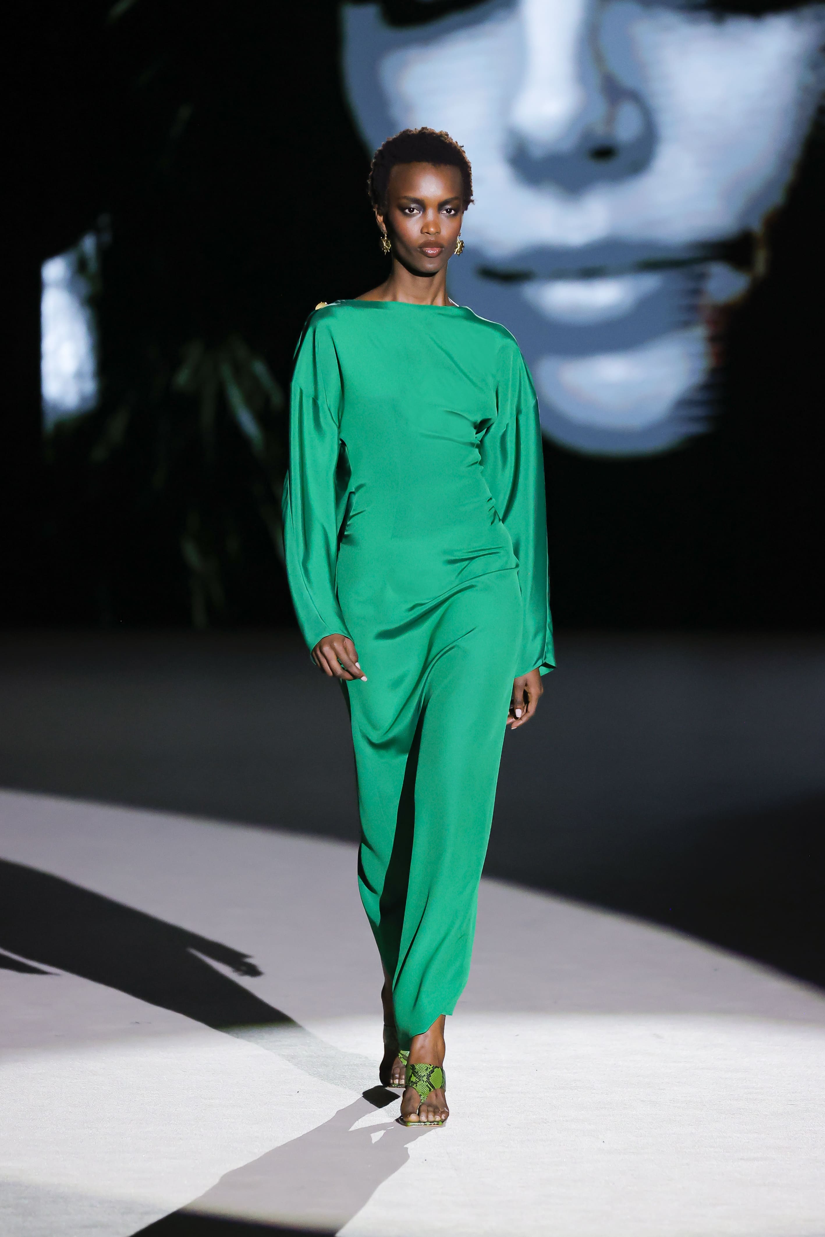 Modelo con vestido verde de corte fluido y manga larga de Malne en la Mercedes-Benz Fashion Week Madrid marzo de 2026 con sandalias a juego.