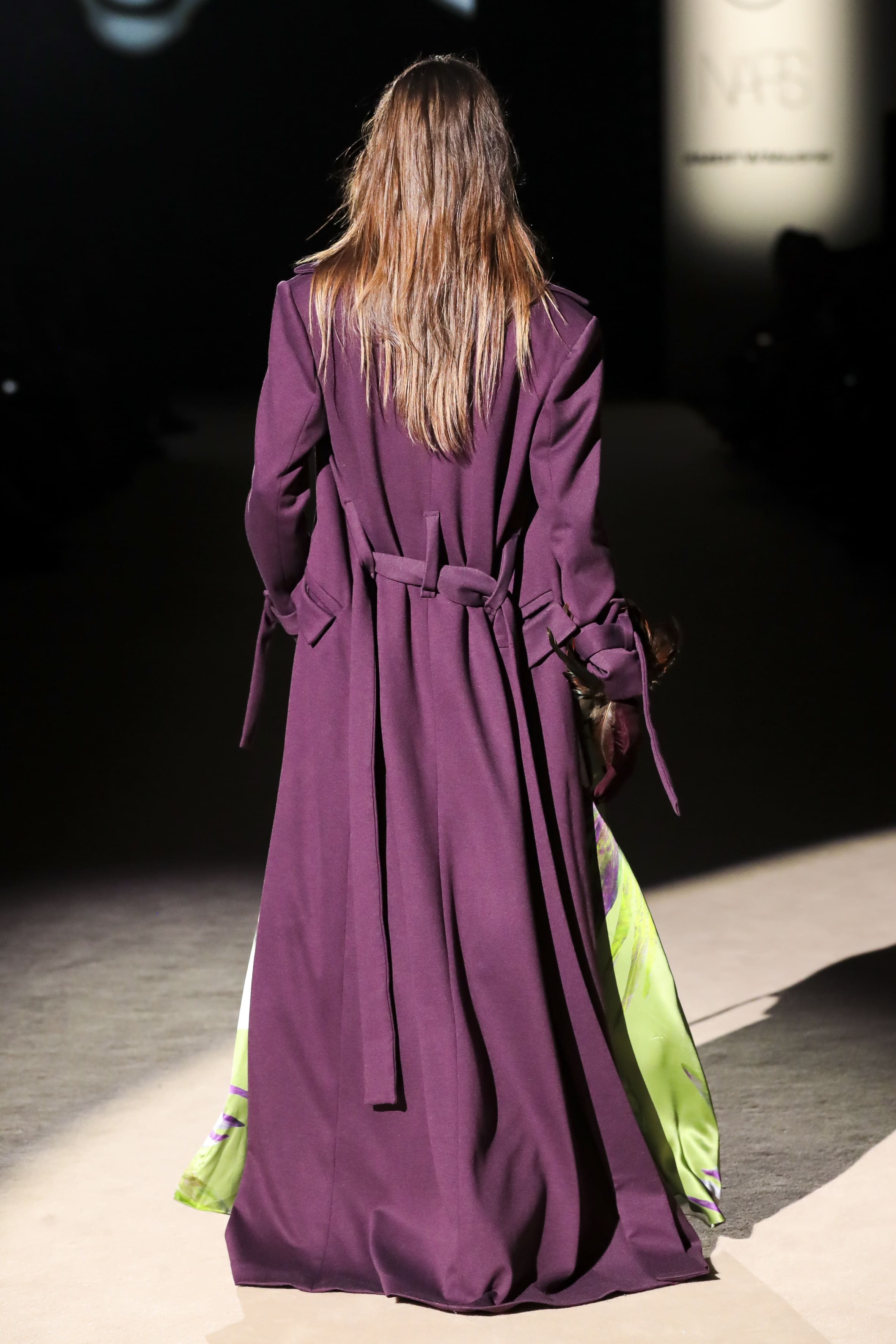 Modelo desfilando de espaldas con abrigo largo morado de Malne en la Mercedes-Benz Fashion Week Madrid marzo de 2026.