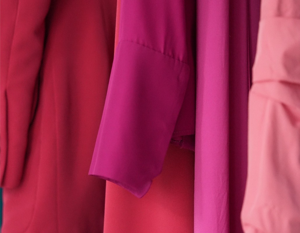 Tejidos nobles y fibras naturales para vestidos de mujer, sedas y mikados utilizados en moda artesanal