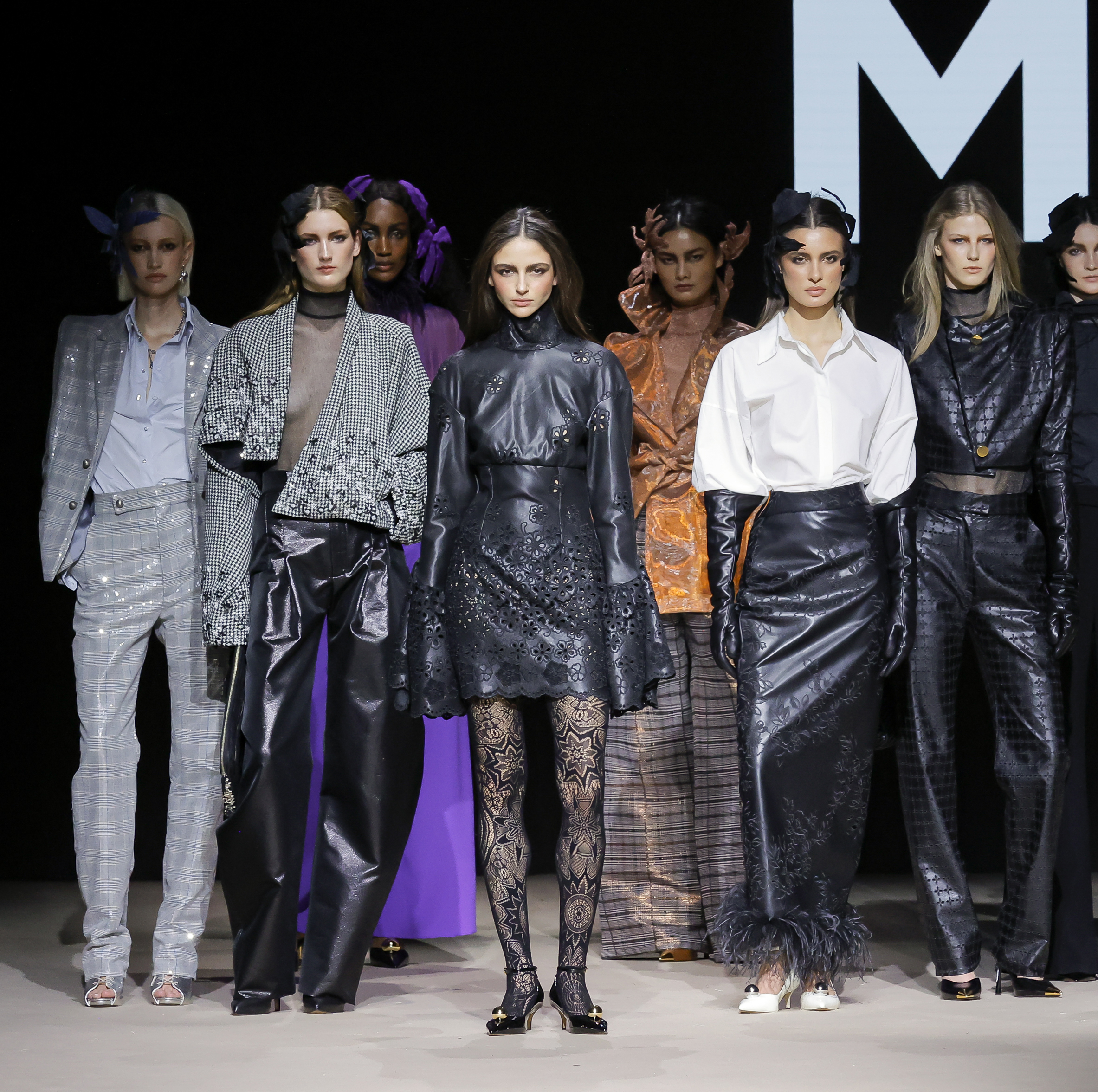 Modelos con vestidos de Malne caminando con postura elegante y gesto sereno, mostrando siluetas fluidas y diseño de moda que realza la forma de habitar el cuerpo.