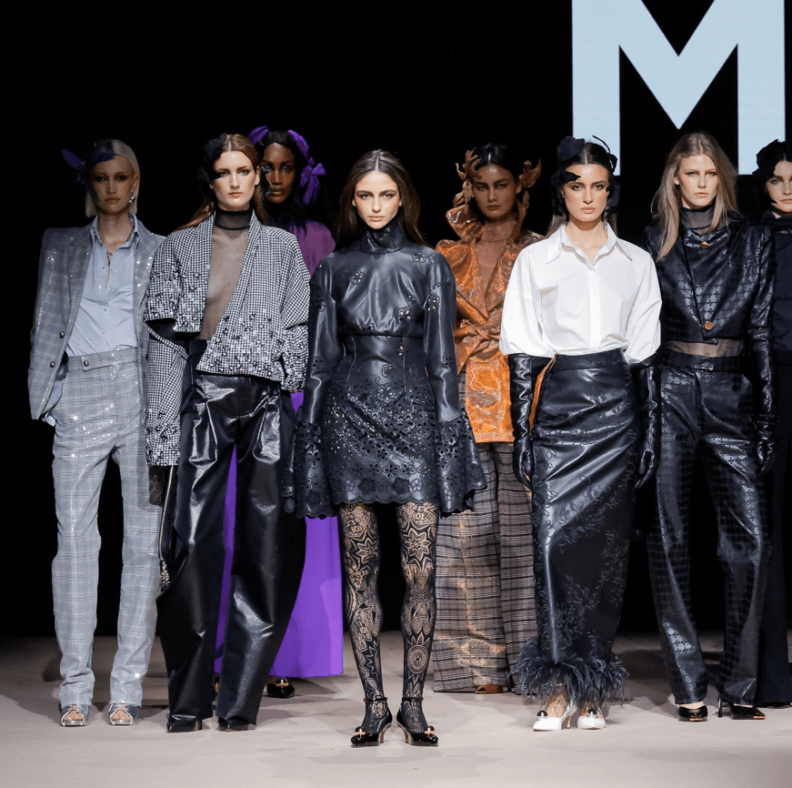 Modelos Malne en el desfile MBFW Madrid con looks oscuros y sastrería brillante.