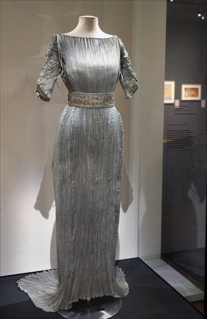 Vestido Delphos de Mariano Fortuny, diseñado en 1907. Una pieza icónica de la moda internacional